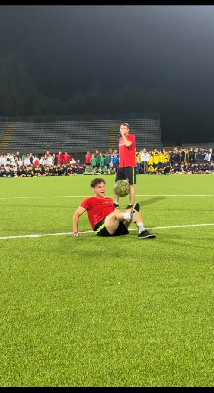 Show serale in uno stadio davanti a centinaia di ragazzi