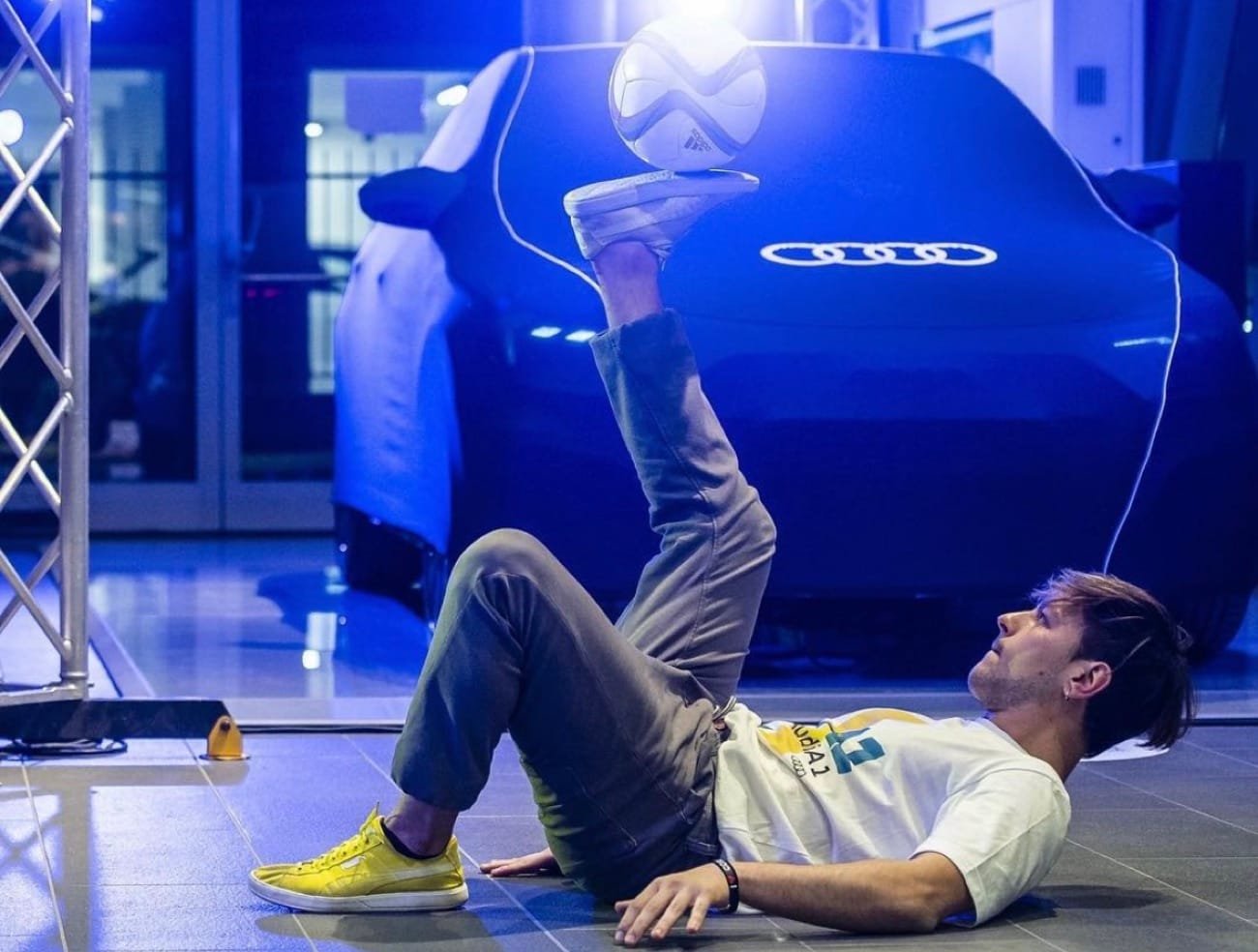 Esibizione in uno showroom Audi durante un evento aziendale