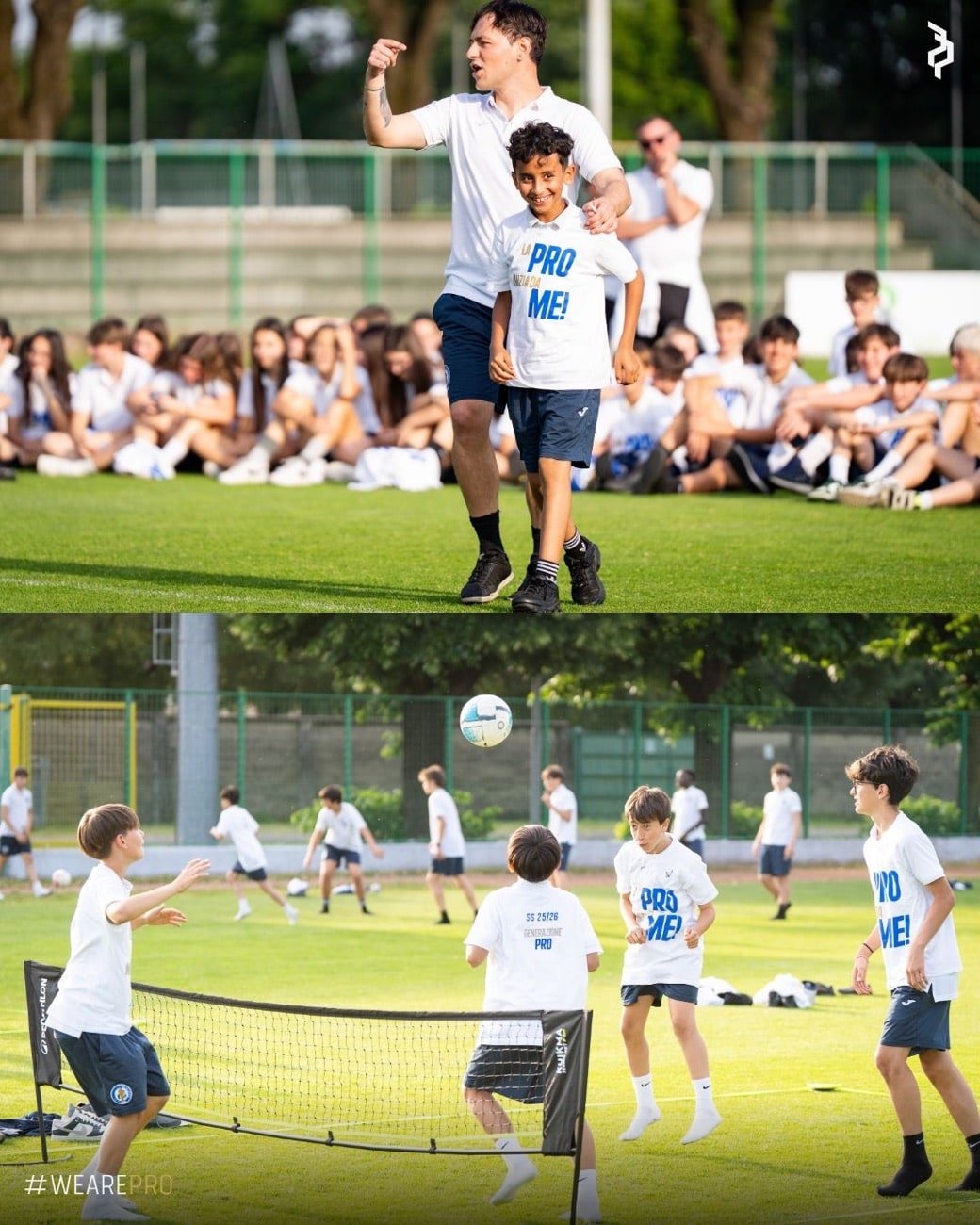 Esibizione di calcio freestyle davanti ai ragazzi seduti, con sfide di calciotennis sullo sfondo