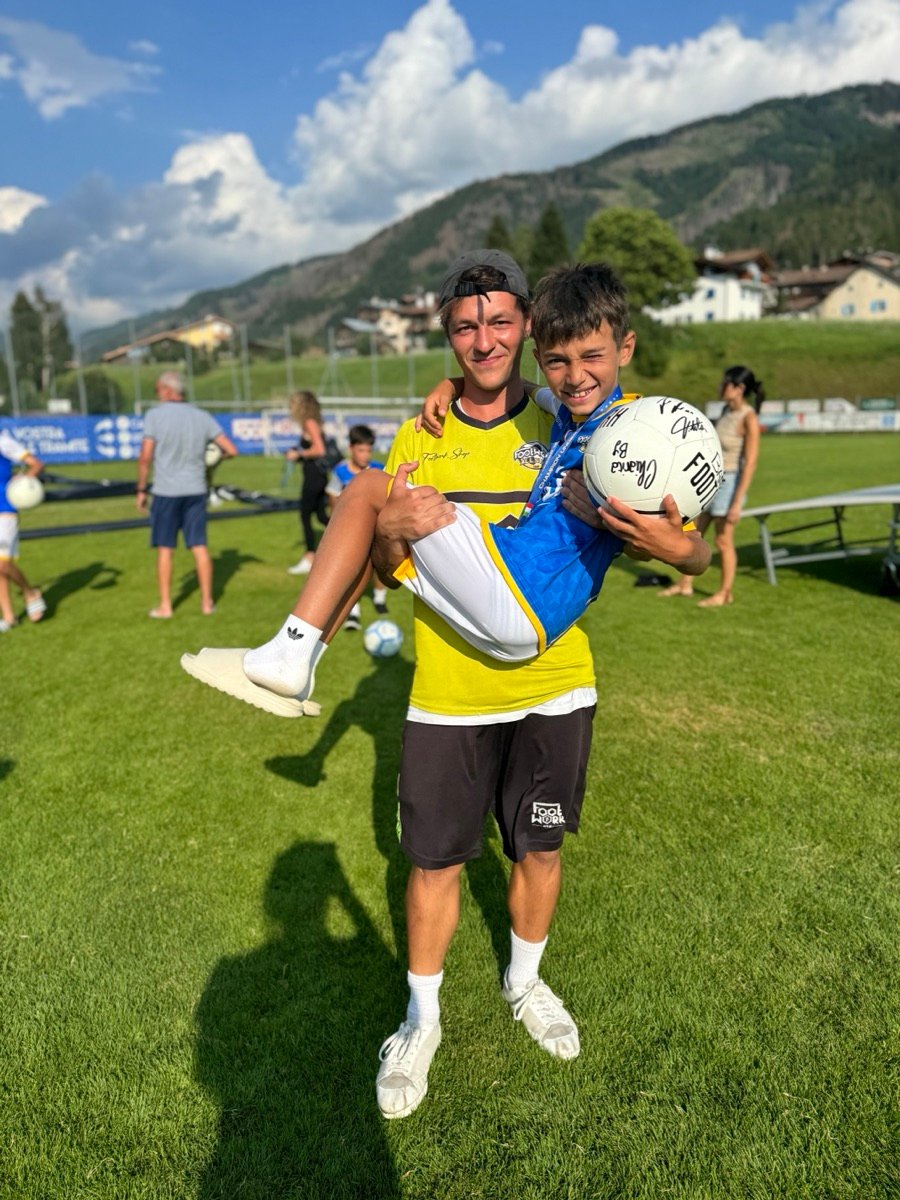 Nicola Barnabà con un giovane campione in braccio al camp estivo