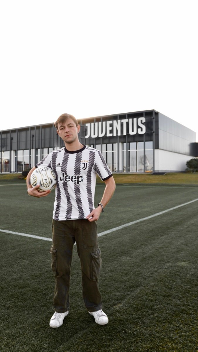 Nicola Barnabà al Juventus Training Center con il pallone sotto il braccio